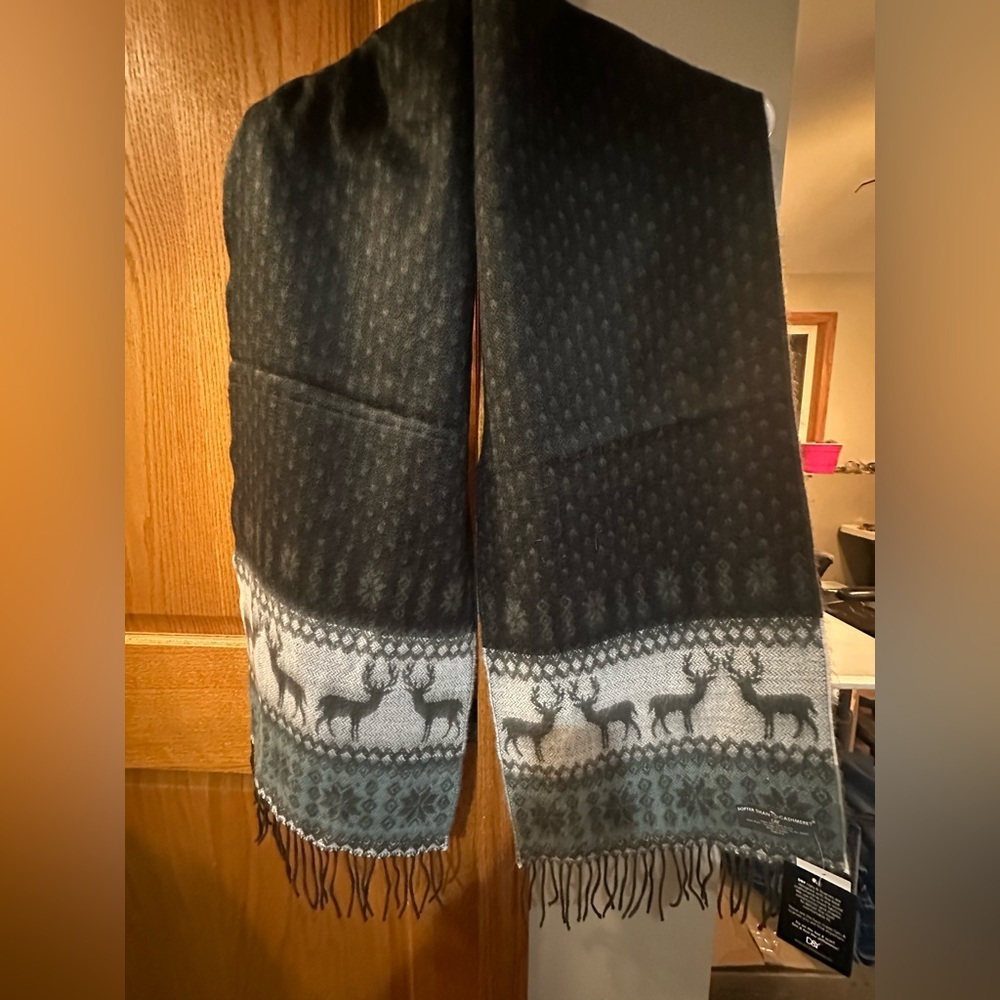 🚨NWT🚨! D&Y Black and Gray Deer Pattern Scarf